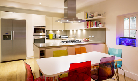 Moderne Küche und Esstisch, lizenzfreies Stockfoto