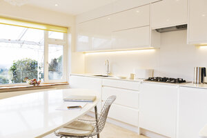Moderne weiße Küche - HOXF03193