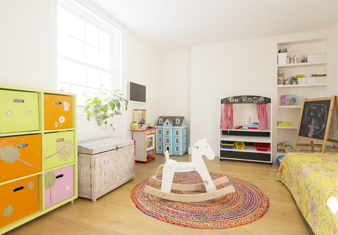 Hölzernes Schaukelpferd im Kinderzimmer, lizenzfreies Stockfoto