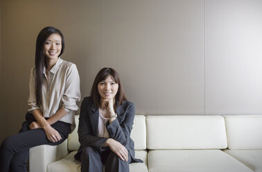 Porträt selbstbewusste Geschäftsfrauen auf Sofa - HOXF03220