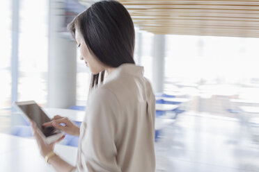 Geschäftsfrau mit digitalem Tablet - HOXF03250