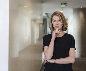 Porträt selbstbewusste Geschäftsfrau im Bürokorridor - HOXF03291