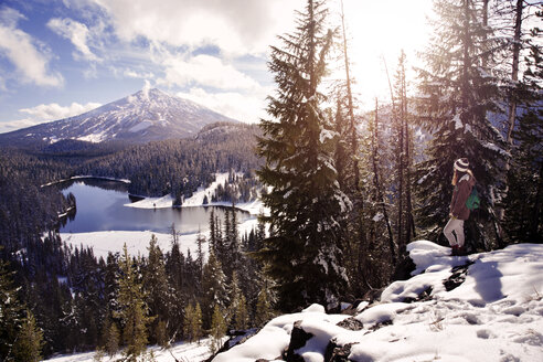 Wanderer steht auf einem schneebedeckten Berg und blickt auf den Todd Lake - CAVF00065
