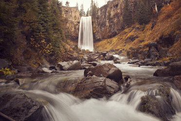 Idyllischer Blick auf die Tumalo Falls inmitten von Bergen - CAVF00075