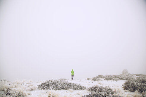 Entfernte Ansicht eines Wanderers auf einem schneebedeckten Feld - CAVF00100