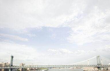 Manhattan Brücke über den East River gegen bewölkten Himmel - CAVF00164