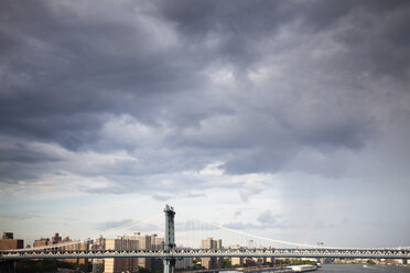 Manhattan Brücke und Stadtbild gegen bewölkten Himmel - CAVF00165