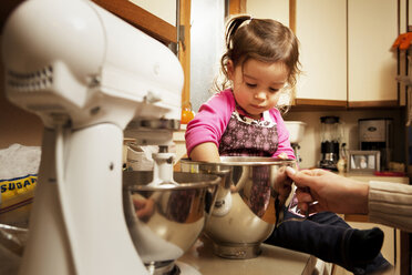 Tochter und Mutter kochen Essen in der Küche zu Hause - CAVF00284