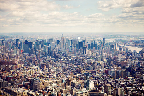 Luftaufnahme von New York City gegen den Himmel - CAVF00298