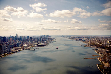 Blick auf den Fluss in New York City bei bewölktem Himmel - CAVF00300