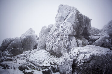 Nahaufnahme von schneebedeckten Felsformationen - CAVF00588