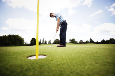 Seitenansicht eines Golfspielers auf einem Feld - CAVF00657