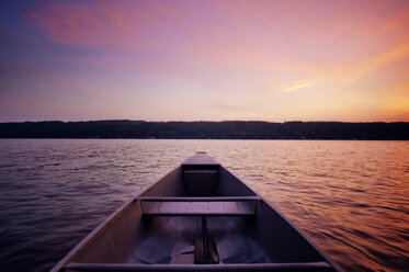 Ausgeschnittenes Bild von Boot auf See gegen Himmel bei Sonnenuntergang - CAVF00670