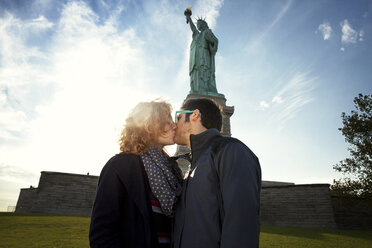 Küssendes Paar vor der Freiheitsstatue - CAVF00705