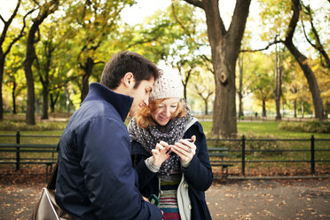 Junges Paar telefoniert im Central Park - CAVF00709
