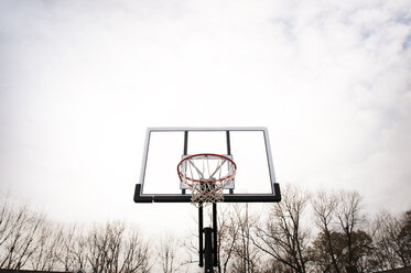 Niedriger Winkel Ansicht von Basketballkorb gegen Himmel - CAVF00723