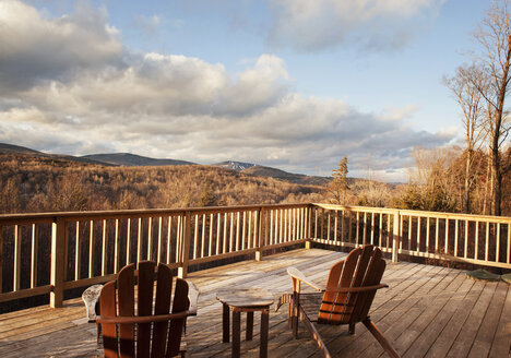 Adirondack-Stühle auf der Terrasse vor den Bergen - CAVF00761