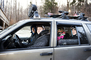 Porträt von Skifahrerinnen im Auto sitzend - CAVF00768