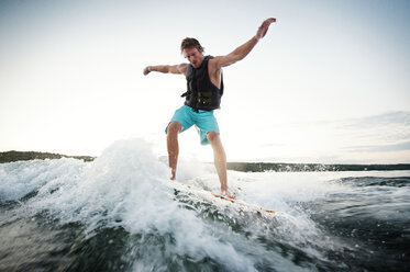 Niedriger Winkel Ansicht des Mannes Wake-Surfen im See gegen den Himmel - CAVF00896