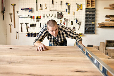 Zimmermann prüft Holz mit Ausrüstung in der Werkstatt - CAVF01051