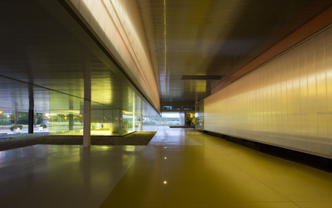 Beleuchtete architektonisch moderne Bürolobby, lizenzfreies Stockfoto