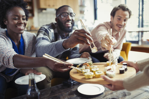 Freunde genießen Sushi im Restaurant - CAIF04607