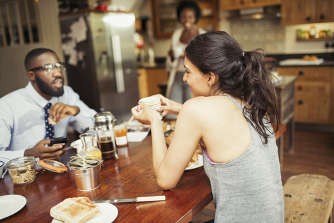 Pärchen trinkt Kaffee und frühstückt am Tisch, lizenzfreies Stockfoto