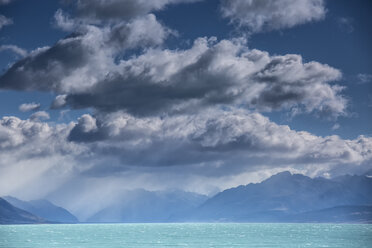 Flauschige Wolken über dem ruhigen blauen Lake Pukaki, Südinsel, Neuseeland - CAIF04749