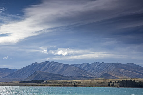 Berge hinter dem sonnigen See, Lake Tekapo, Südinsel, Neuseeland - CAIF04753