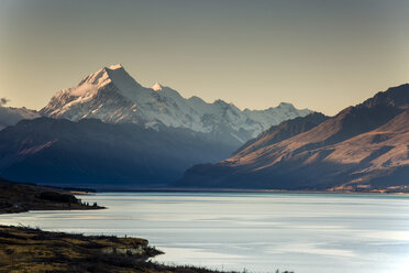 Blick auf den Pukaki-See und Mount Cook, Südinsel Neuseeland - CAIF04759