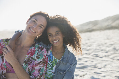 Porträt lächelnd, zuversichtlich Mutter und Tochter umarmen auf sonnigen, Sommerstrand - CAIF04770