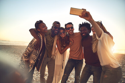 Junge Freunde mit Kamera-Handy nehmen Selfie auf sonnigen Sommerstrand - CAIF04840