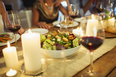 Salatschüssel auf dem Tisch bei einer Dinnerparty - CAIF04844