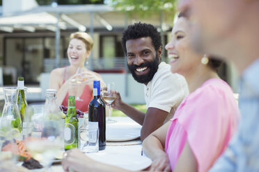 Freunde unterhalten sich auf einer Party - CAIF04845