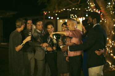 Freunde feiern auf einer Party mit Champagner - CAIF04847