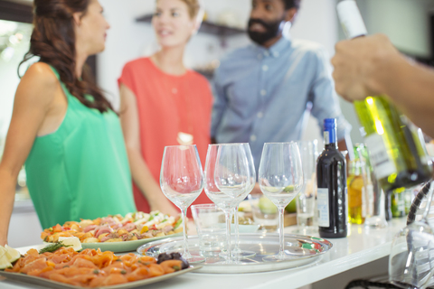 Essen und Wein auf dem Tisch bei einer Party, lizenzfreies Stockfoto