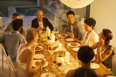 Freunde essen zusammen auf einer Dinnerparty - CAIF04864