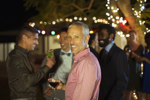 Mann lächelt auf Party, lizenzfreies Stockfoto