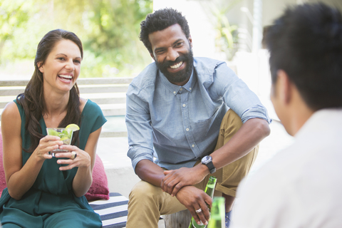 Freunde unterhalten sich auf einer Party, lizenzfreies Stockfoto