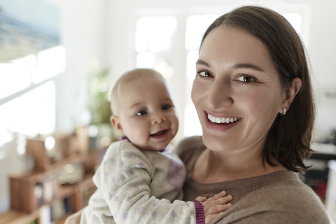 Porträt lächelnd Mutter und Baby Tochter, lizenzfreies Stockfoto