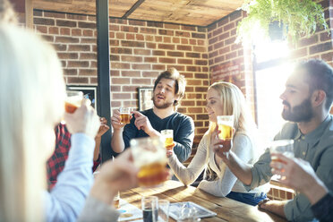 Brauer leitet Bierverkostung in Gaststätte - CAIF04957