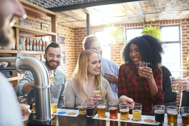 Freunde probieren, trinken Bier im Pub - CAIF04964