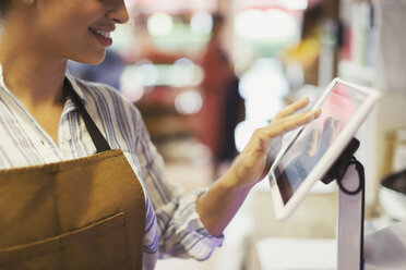 Kassiererin mit Touchscreen-Kasse im Lebensmittelgeschäft - CAIF04995