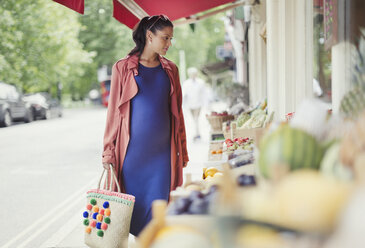 Schwangere Frau kauft auf dem Markt ein - CAIF05005