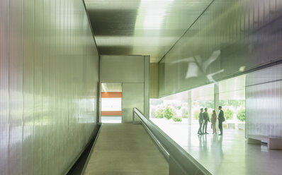 Geschäftsleute im Gespräch in modernen Büro Lobby Korridor - CAIF05045