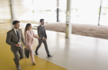 Geschäftsleute gehen in der Büro-Lobby - CAIF05046