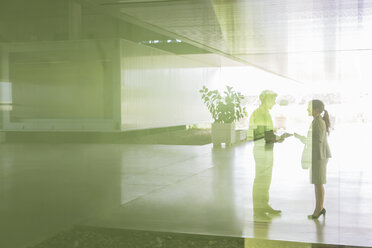 Silhouette Geschäftsleute im Gespräch in modernen Büro Lobby - CAIF05060