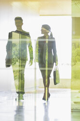 Silhouette Geschäftsleute zu Fuß im Büro Korridor - CAIF05065