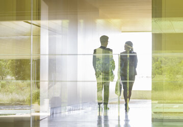 Silhouette Geschäftsleute zu Fuß in modernen Büro Korridor - CAIF05073
