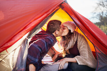 Junges Paar beim Zelten, küssend im Zelt - CAIF05092